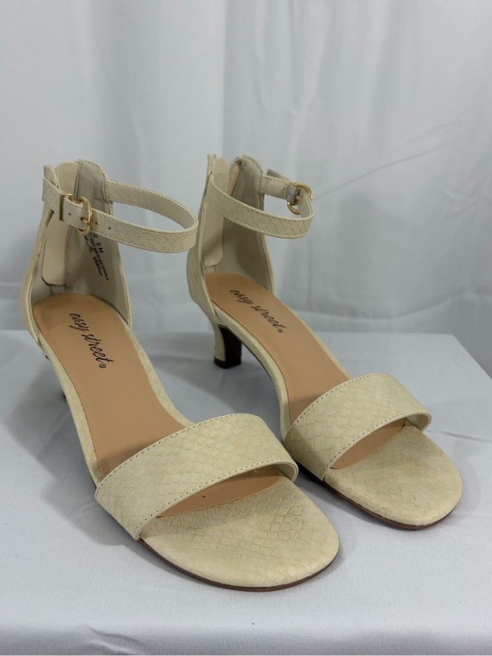 NWT easy street Size 6 Cream Snake Print Ankle-Strap Mid Heel Sandals
